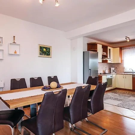 5 Bedroom Beautiful In *
