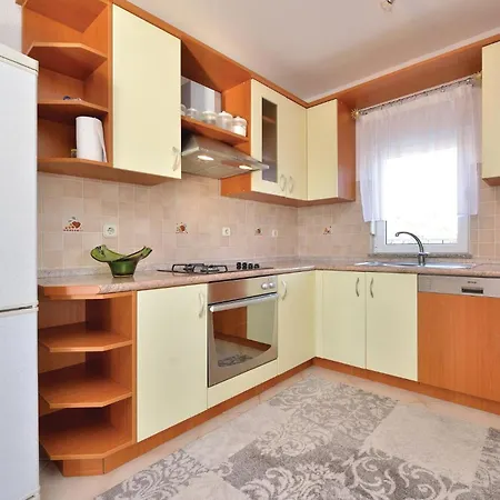 5 Bedroom Beautiful In Holiday home *