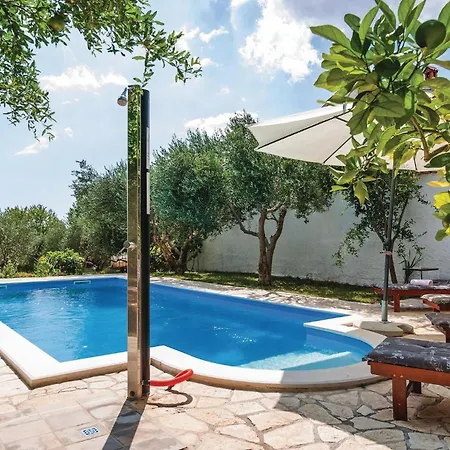 Holiday home 5 Bedroom Beautiful In Lisane Ostrovicke