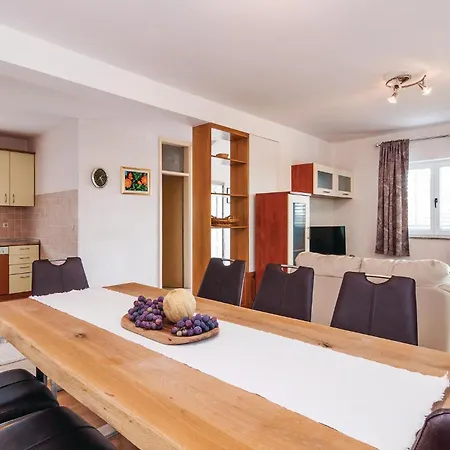 5 Bedroom Beautiful In