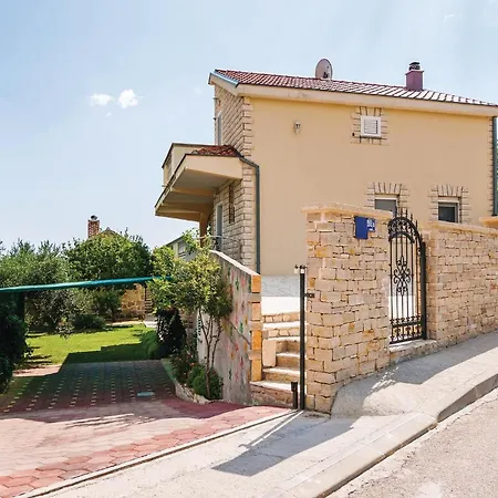 5 Bedroom Beautiful In Holiday home *