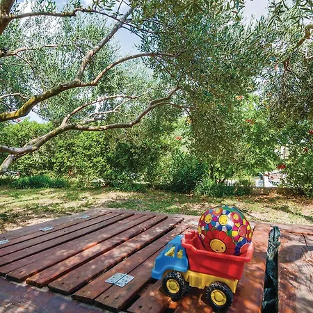 5 Bedroom Beautiful In Holiday home Lisane Ostrovicke