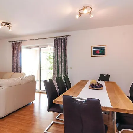 5 Bedroom Beautiful In Lisane Ostrovicke