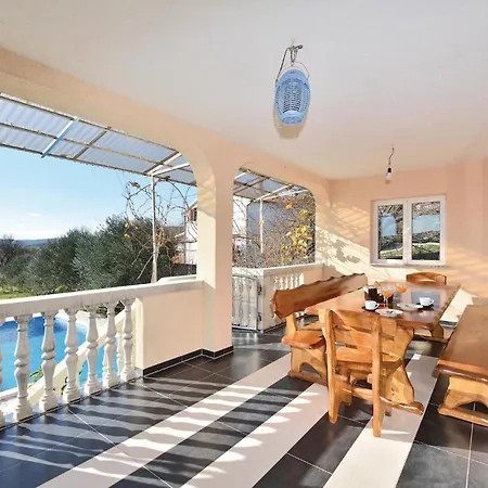 5 Bedroom Beautiful In Holiday home