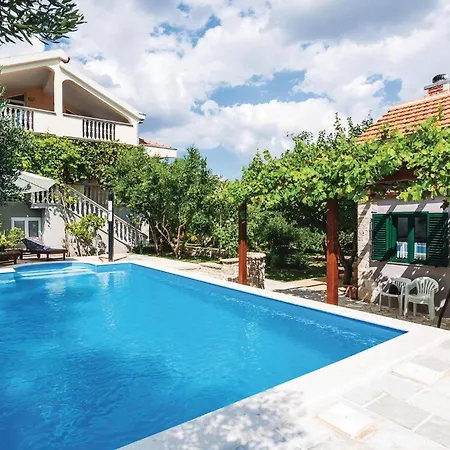 Holiday home 5 Bedroom Beautiful In Lisane Ostrovicke