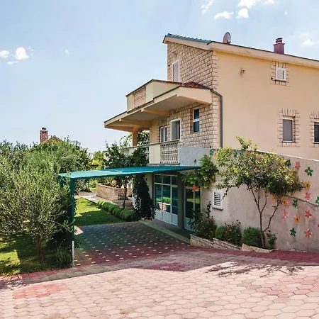 5 Bedroom Beautiful In Holiday home *