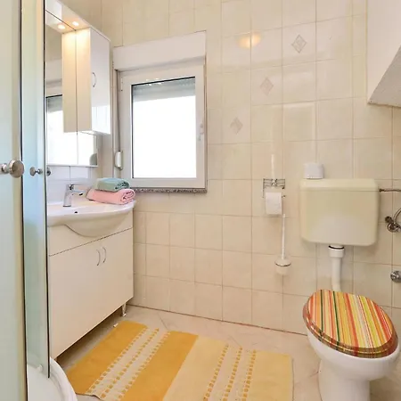 5 Bedroom Beautiful In Lisane Ostrovicke