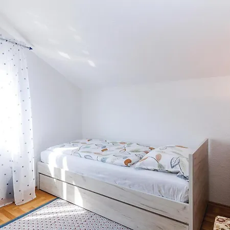 5 Bedroom Beautiful In Holiday home Lisane Ostrovicke