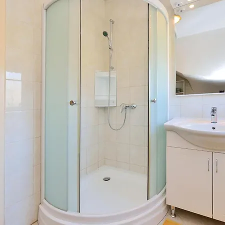 5 Bedroom Beautiful In Holiday home