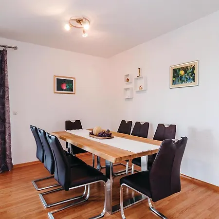 5 Bedroom Beautiful In Holiday home Lisane Ostrovicke