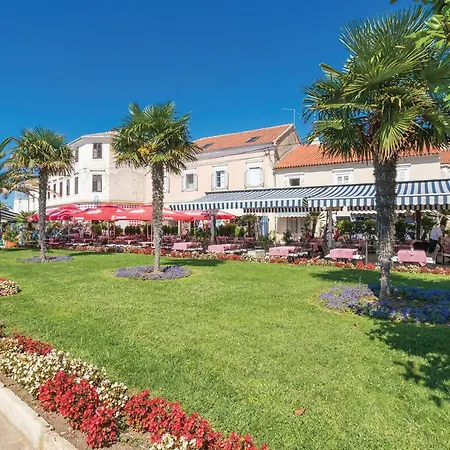 5 Bedroom Beautiful In Lisane Ostrovicke