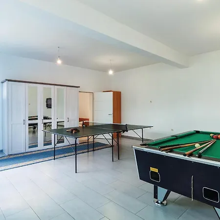 Holiday home 5 Bedroom Beautiful In